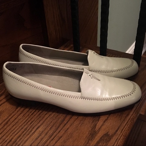 Munro American 6.5 almond stitched loafer - Picture 1 of 6